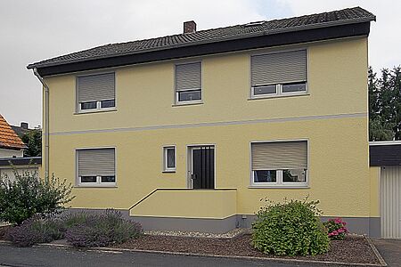 Zweifamilienhaus mit neuem, gelben Anstrich