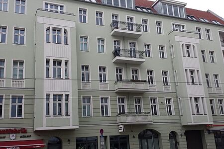 Saniertes Wohnhaus mit hellgrünem Anstrich