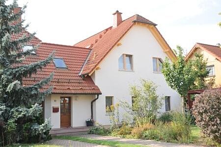 Weißes Wohnhaus im Grünen mit frischer Fassade