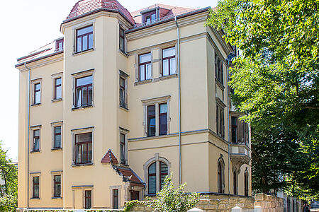 Sanierter Altbau mit Erkerturm