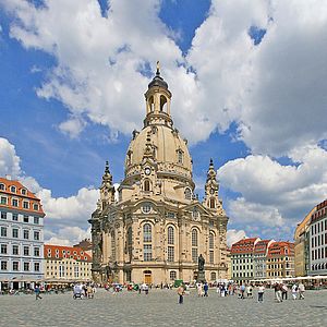 Dresdner Frauenkirche mit Vorplatz