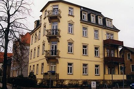 Mehrfamilienhaus mit acht Wohneinheiten und gelber Fassade