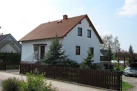 Weißes Einfamilienhaus vor der Sanierung mit Spezialputzfassaden