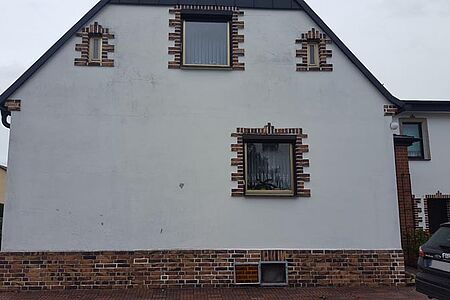Wohnhaus mit schmutziger, weißer Fassade