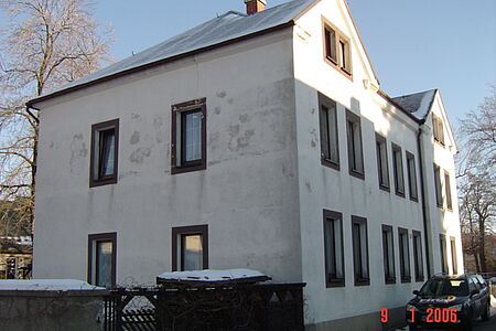 Großes Haus mit Stockflecken auf der Fassade