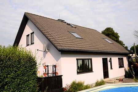 Helle rosane Fassade eines Einfamilienhauses