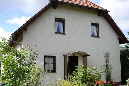 Wohnhaus mit veralteter und stark verschmutzter Fassade in Weiß
