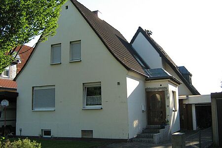 Einfamilienhaus mit leicht vergilbter Fassade