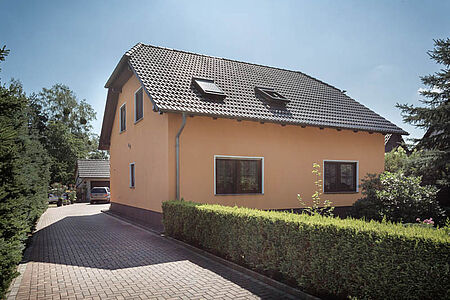 Einfamilienhaus mit frischer Fassade in Koralle