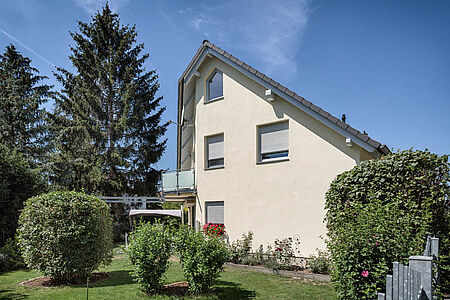 Haus mit elfenbeinfarbener Spezialputzfassade