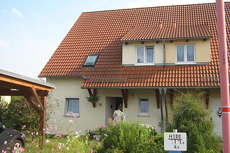 Doppelhaus mit Fassade in hellem Gelb und Orange