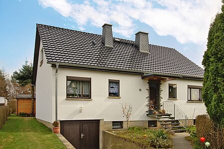 Einfamilienhaus mit Tiefgarage und ebenmäßiger Fassade in Creme