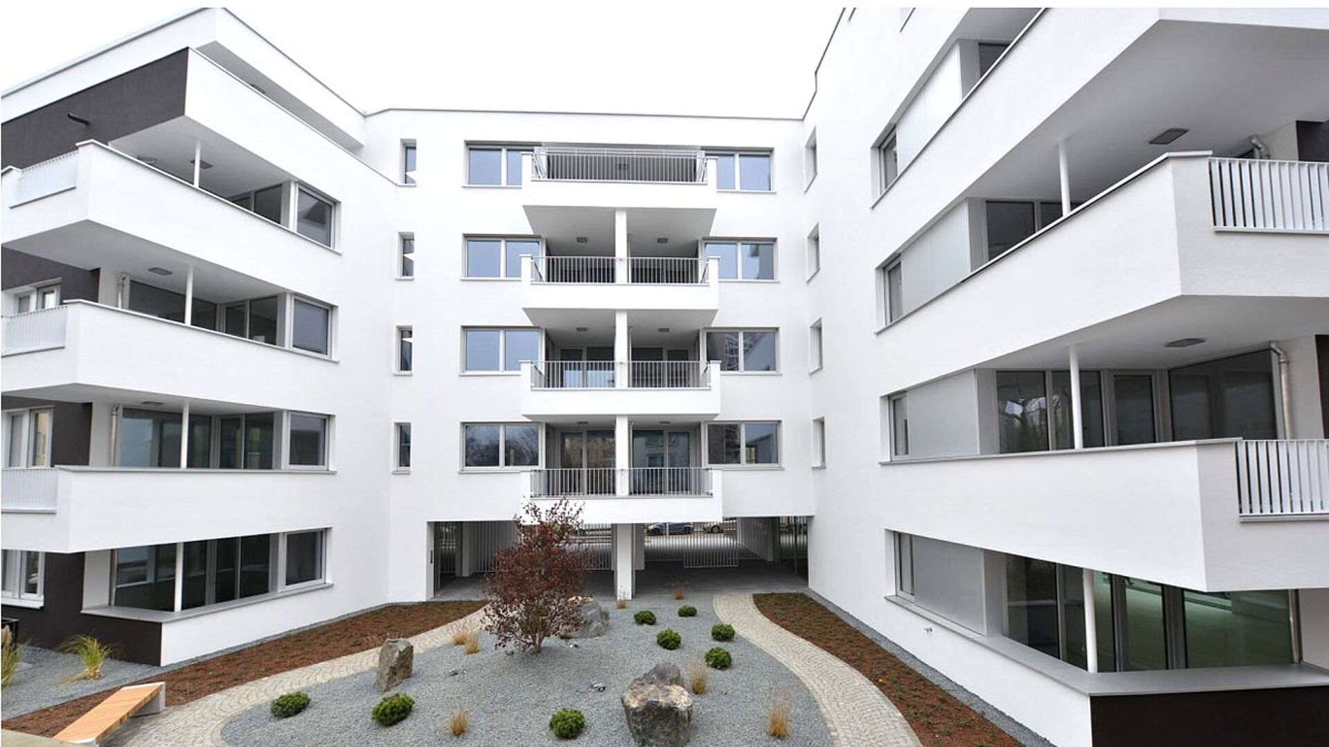 Weißes, modernes Großgebäude mit Innenhof