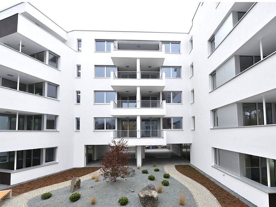 Weißes, modernes Großgebäude mit Innenhof
