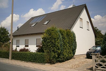 Weißes Einfamilienhaus