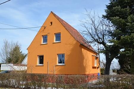 Einfamilienhaus mit frischer Fassade in knalligem Orange