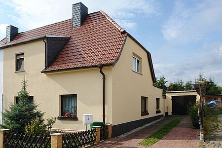Haus mit frisch gestrichener Fassade in hellem Gelb