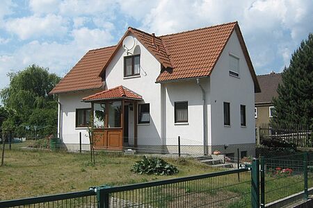 Großes, unterkellertes Einfamilienhaus mit veralteter, weißer Fassade