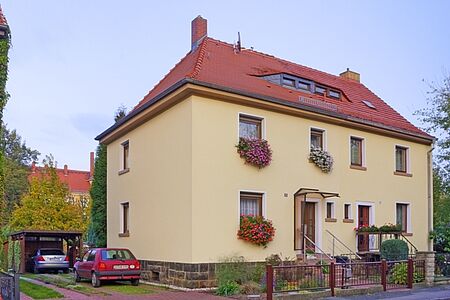 Doppelhaus mit frischer pastellgelber Fassade