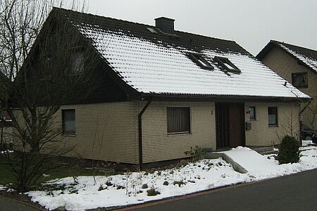 Kleines Wohnhaus mit Klinkerfassade in hellem Beige
