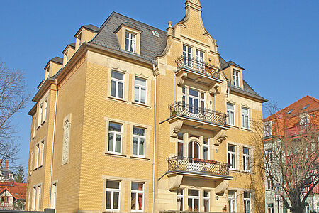 Sanierte Stadtvilla mit ockerfarbener Klinkerfassade
