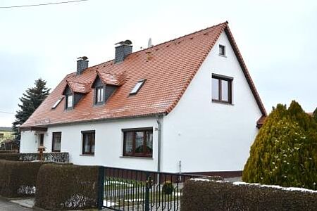 Weißes Zweifamilienhaus nach der Fassadensanierung