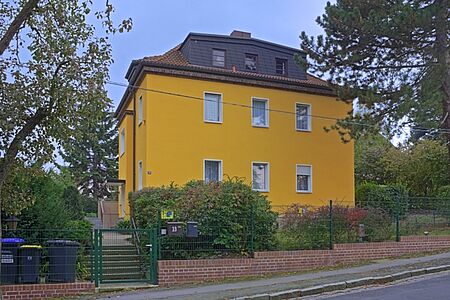 Oranges Haus mit drei Stockwerken