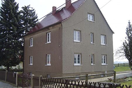 Mehrfamilienhaus in Grau