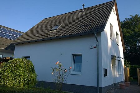 Weißes Einfamilienhaus vor der Fassadensanierung