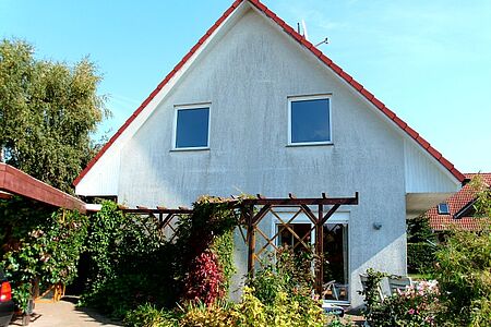 Einfamilienhaus in schmutzig-weißer Spezialputzfassade