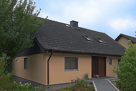 Kleines Wohnhaus mit SPS Spezialputzfassade in Koralle