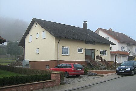 Mehrfamilienhaus vor energetischer Sanierung