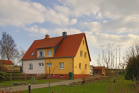 Doppelhaus mit Fassade in Grau und Orange