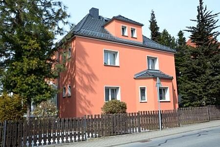 Villa mit frisch gestrichener Fassade in Orange