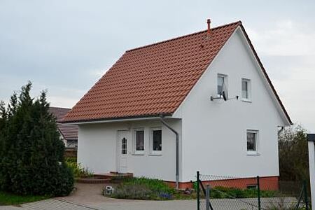 Einfamilienhaus mit sauberer, weißer Fassade