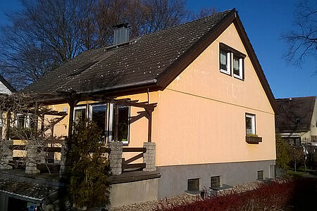 Einfamilienhaus mit leicht abgetragener apricotfarbener Fassade