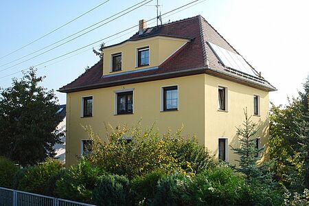 Gelbes mehrstöckiges Haus im Grünen