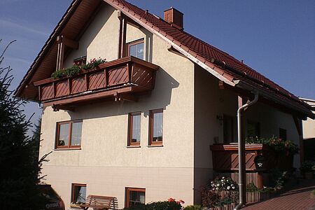 Dreistöckiges Haus mit schmutzig-weißer Fassade