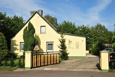Einfamilienhaus mit frischer SPS Spezialschutzfassade in hellem Gelb