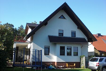 Wohnhaus mit weißer Fassade vor der Sanierung