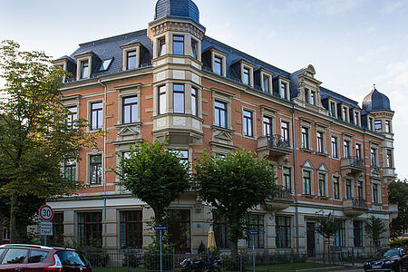 Saniertes Eckhaus am Barbarossaplatz in Dresden