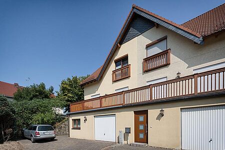 Großes Wohnhaus mit frisch gestrichenen Fassaden in hellen Gelbtönen