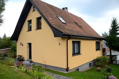 Großes Einfamilienhaus in hellem Orange