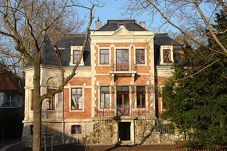 Mehrstöckige Stadtvilla mit Klinger- und Putzfassade