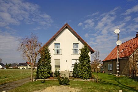Einfamilienhaus mit strahlend weißer Fassade