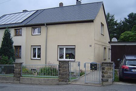 Doppelhaushälfte mit veralteter Fassade in Beige