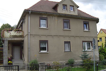 Dreistöckiges Haus mit stockfleckiger Fassade