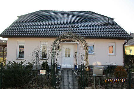 Kleines Wohnhaus vor der Sanierung mit SPS Spezialputzfassaden