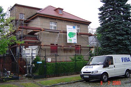 Villa mit Gerüst während der Fassadensanierung