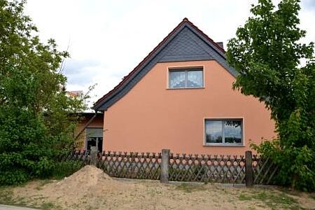 Einfamilienhaus mit orangefarbener Fassade